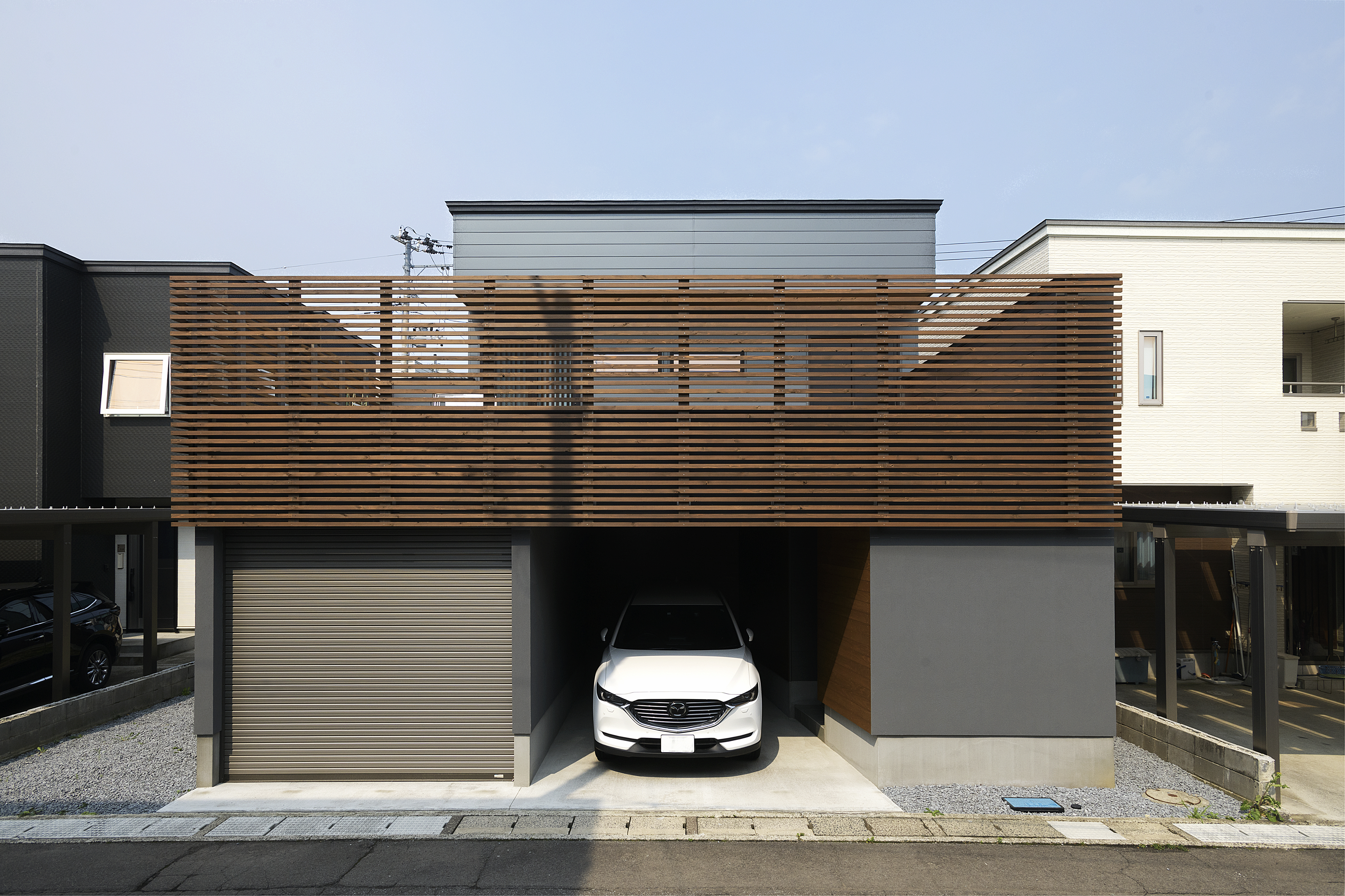 2階リビングにつながる屋上広場のある家